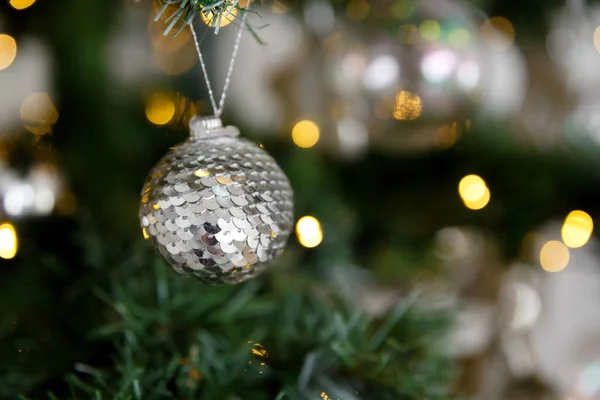 クリスマスカードと背景 白金の庭の枝や照明の背景に スパンコールの光沢のあるクリスマスの装飾ボール — ストック写真