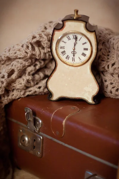 Orologio Poggia Una Vecchia Valigia Marrone Coperta Una Coperta Maglia — Foto Stock