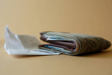 Cüzdanında para olan bir cüzdan ve arka planda bir kasiyer çeki var. Satın alma maliyetleri ve hizmetler için ödeme.