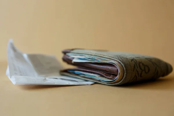 Vue Latérale Portefeuille Avec Argent Chèque Caisse Magasin Sur Fond — Photo