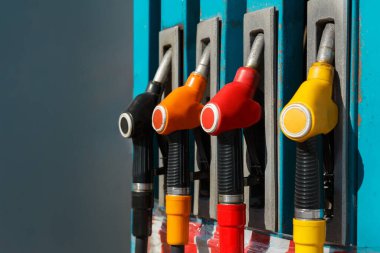 Yakıt depolama silahının yakın çekimi. Benzin istasyonu. Benzini, benzini, benzini ve mazotu olan bir benzin istasyonu. Yan görüş. Renkler siyah, turuncu, kırmızı, sarı.