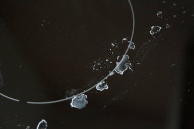 Pişirdikten sonra kirli indüksiyon fırını. Yanmış kurumuş su damlalarında indüksiyon.