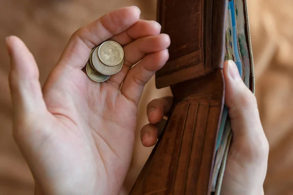 Portefeuille Avec Argent Des Pièces Dans Les Mains Homme Sur — Photo