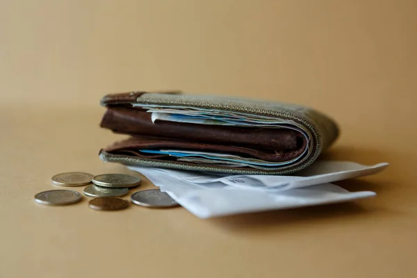 Seitenansicht Einer Brieftasche Mit Geld Münzen Und Einem Kassenscheck Aus — Stockfoto