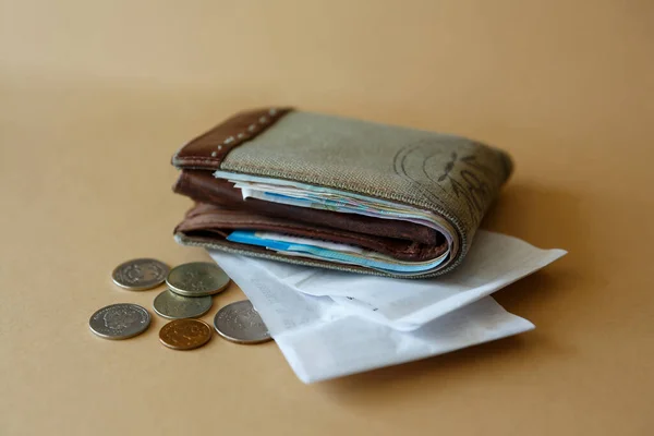 Seitenansicht Einer Brieftasche Mit Geld Münzen Und Einem Kassenscheck Aus — Stockfoto