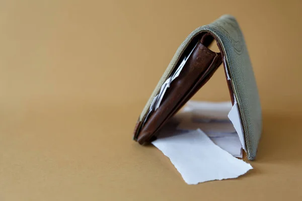 Egy Üres Pénztárca Oldalnézete Papírdarabokkal Pénz Helyett Könnyű Monofóniás Háttérrel — Stock Fotó