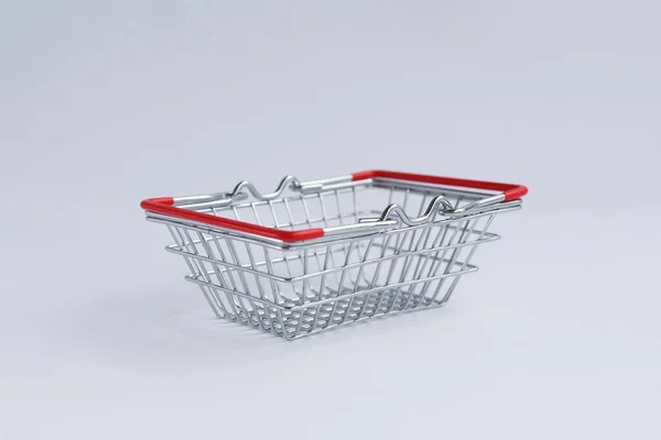 Pequena Cesta Compras Supermercado Metal Fundo Branco Designer Branco — Fotografia de Stock