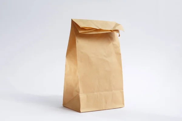 Braune Basteltasche Aus Papier Zum Einkaufen Auf Weißem Hintergrund — Stockfoto