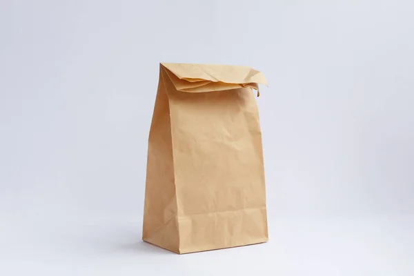 Braune Basteltasche Aus Papier Zum Einkaufen Auf Weißem Hintergrund — Stockfoto