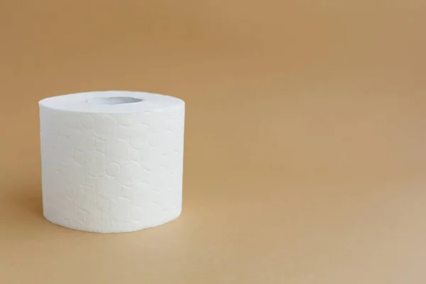 Beyaz Tuvalet Kağıdı Rulosu Kahverengi Bir Arka Planda Deseni Delinmesi — Stok fotoğraf