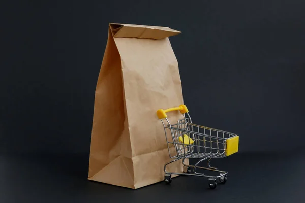 Καφέ Χάρτινη Τσάντα Για Ψώνια Μαύρο Φόντο Και Ένα Μικρό — Φωτογραφία Αρχείου