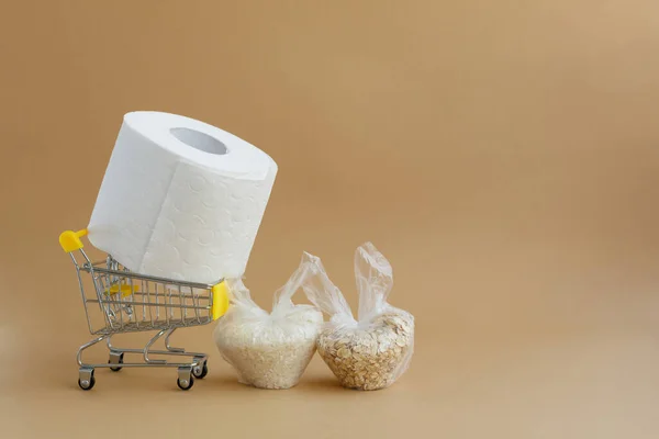 Toilettenpapier Einem Einkaufswagen Und Verschiedene Getreidesorten Kleinen Plastiktüten Auf Braunem — Stockfoto