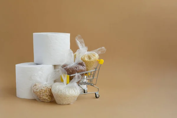 Toilettenpapier Und Verschiedene Getreidesorten Kleinen Plastiktüten Einem Einkaufswagen Auf Braunem — Stockfoto