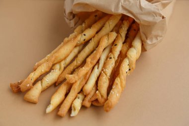 Kese kağıdında çıtır çıtır atıştırmalık. Hızlı bir lokma için tuzlu susamlı ekmek.