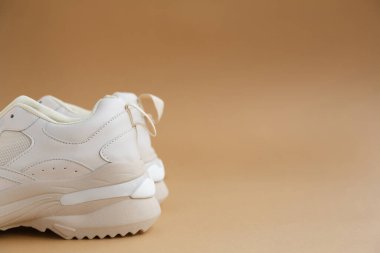 Kadın ayakkabıları. Aktif spor, antrenman ve yürüyüş için rahat ayakkabılar