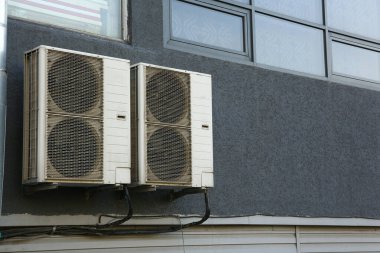 Havalandırma ve havalandırma için ofis klimaları ya da odayı ısıtmak için.