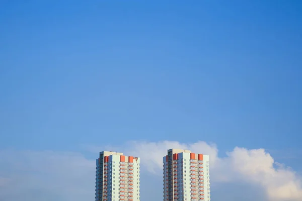 Yurt Alanı Bulutlu Mavi Gökyüzünün Arka Planında Yaşayan Beyaz Evler — Stok fotoğraf