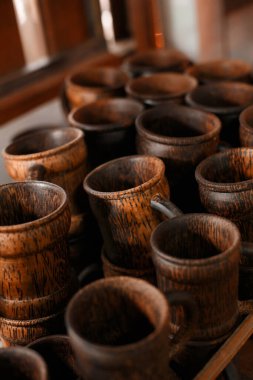 Tayland yemekleri doğal malzemelerden yapılır. Çay için bir sürü tahta bardak.