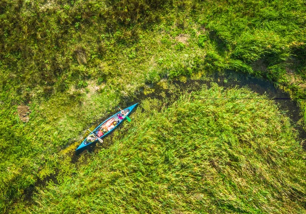 Kajak in een smalle meander van de delta — Stockfoto