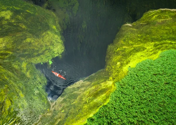 Vue aérienne du kayak rouge dans le delta Photo De Stock