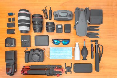 COVID-19 zamanlarında maskeli, dezenfektanlı, gözlüklü, kameralı, lensli, dronlu ve aksesuarlı 2020 Freelance fotoğrafçı işyeri kurulumu