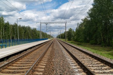 Boş tren yolu, tren istasyonu