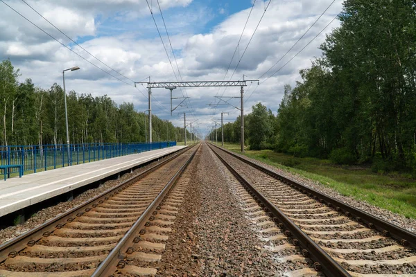 Vía férrea vacía, estación de tren —  Fotos de Stock