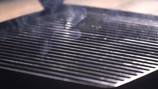 Silikonbürste Gelten Heißen Grill Zum Kochen Steaks Zeitlupe — Stockvideo