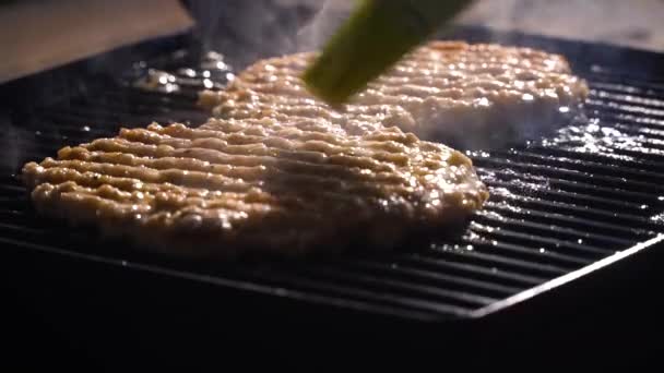 Zamknąć Pędzel Silikonowy Stosować Olej Steków Gotowania Gorącym Grillu — Wideo stockowe