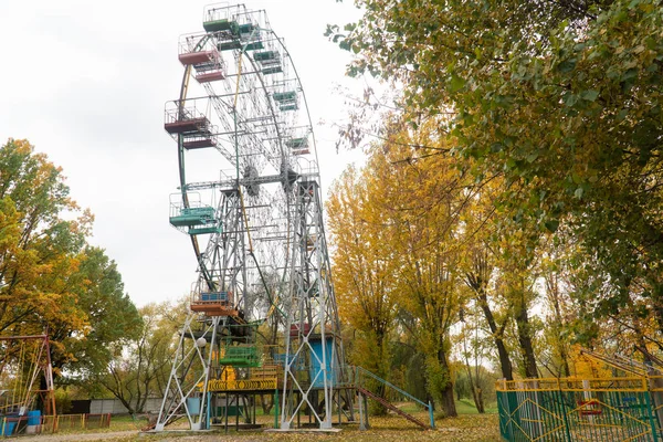 Sonbaharda lunaparkta dönme dolap.