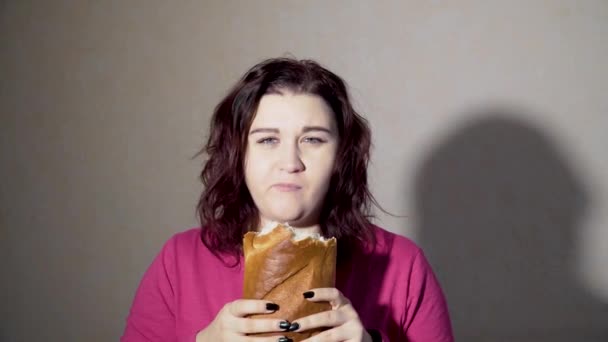 Fat girl eating a loaf — 비디오