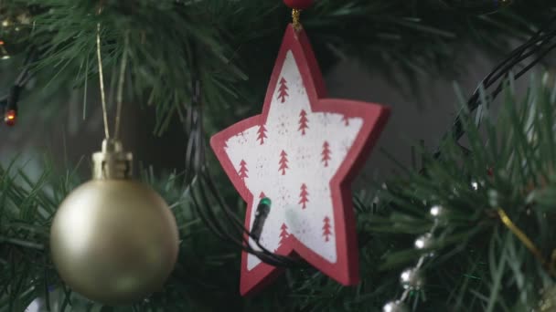 Decoración del árbol de Navidad. Guirnalda de bolas y estrellas en un árbol . — Vídeos de Stock