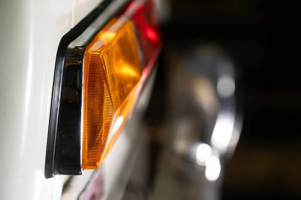 Zijdelingse deel achterlantaarn van een oude auto met een witte carrosserie — Stockfoto