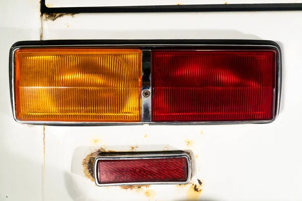 Zicht van achteren op een lantaarn of koplamp van een auto met een wit lichaam Rechtenvrije Stockfoto's