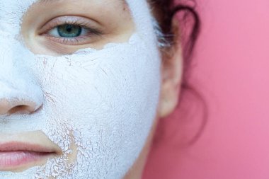 Kozmetik maskeli güzel bir kadının yüzü.