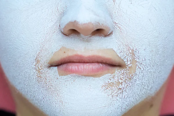 Bella ragazza con maschera di argilla bianca sul viso — Foto Stock