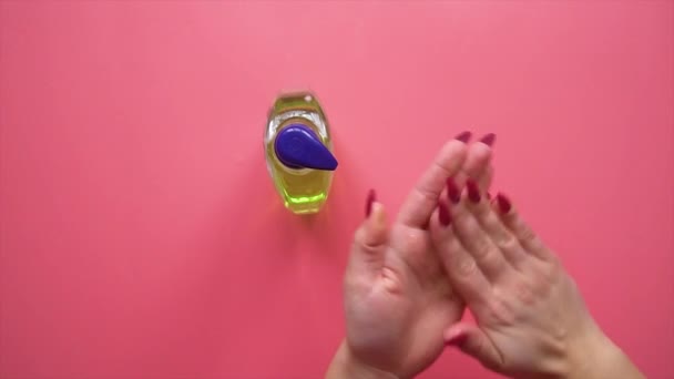Vrouwen handen druk op fles dispenser met vloeibare zeep en was hun handen — Stockvideo