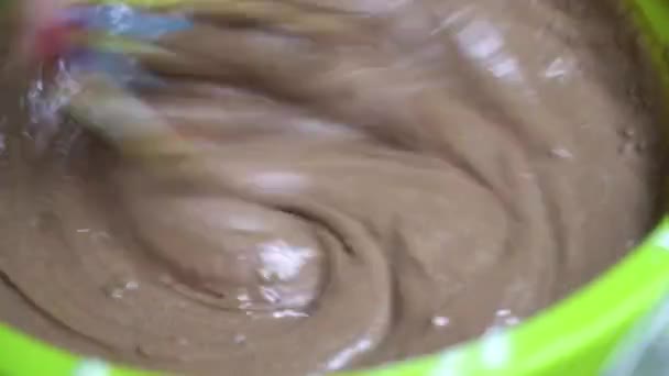 Повар Разминает Шоколадное Тесто Венчиком Зеленой Миске — стоковое видео