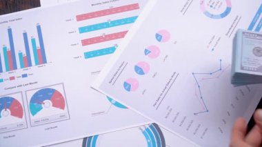 Erkeklerin elleri 100 dolarlık banknotları yeniden hesaplar.