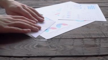 Yakın plan iş adamı, kelepçeli bir kadına içinde para olan bir zarf veriyor. İş yerinde rüşvet, yolsuzluk kavramı