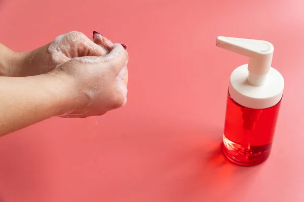 Vrouwen Handen Zeepschuim Roze Achtergrond Begrip Hygiëne Reinheid Stockfoto