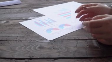 Yakın plan erkek, iş yerindeki sorunları çözmesi için kadına rüşvet veriyor.