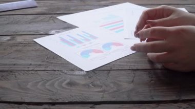 Erkekler elleri kelepçeli kadınlara parayı teslim eder.