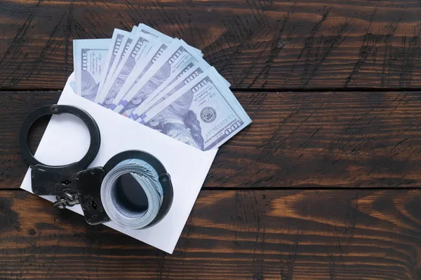 Zblízka Pokroucené Dolary Jsou Spoutané Obálka Penězi Tmavém Dřevěném Pozadí — Stock fotografie