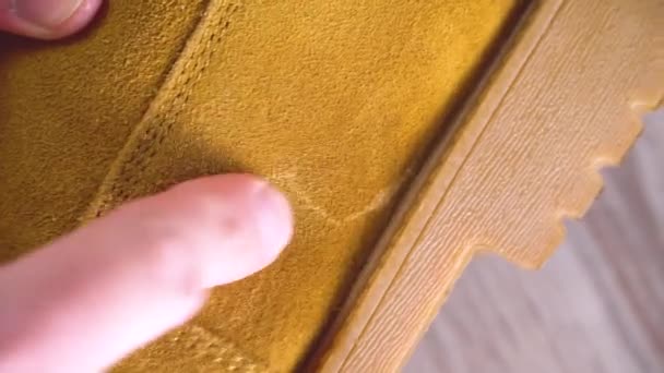 Close Homem Esfrega Ponto Sapatos Feitos Nubuck Camurça Com Dedo — Vídeo de Stock