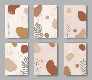 Soyut biçimlere, noktalara ve yapraklara sahip vektör kartları kümesi