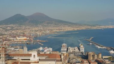 Napoli Limanı ve Şatosu 'ndan gün batımında Nuovo Kalesi' ne bakın.