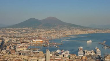 Napoli Limanı 'nda panoramik manzara ve Vezüv altın saat