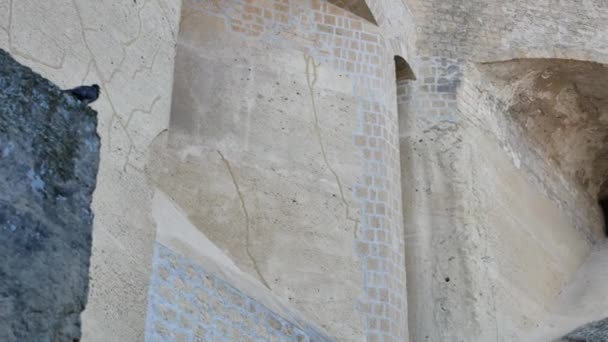 Alte Mauern von castel sant elmo und Waffenschlitze in Neapel — Stockvideo