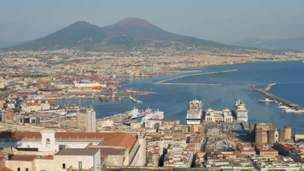 Vista sobre el puerto de Nápoles y grandes revestimientos — Vídeos de Stock